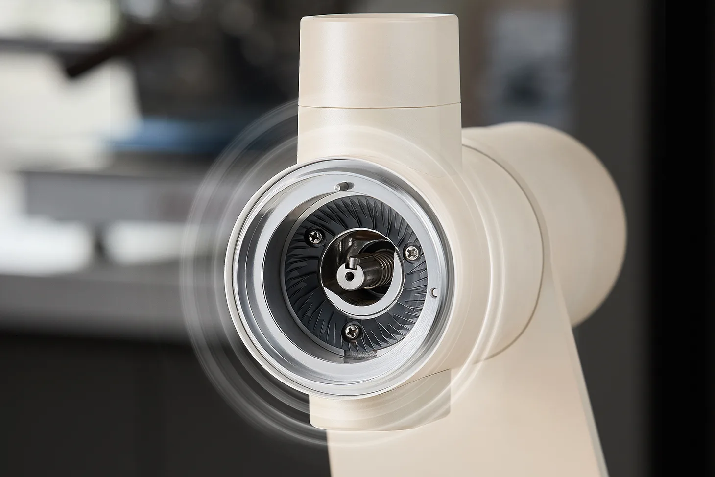 Barsetto E6Air close-up of the 64mm titanium-plated flat burr in motion